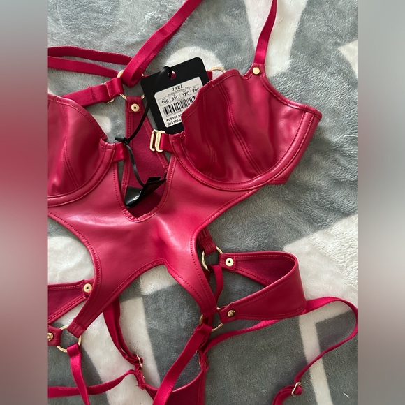 JAEL
RED BODYSUIT 32C - Picture 8 of 11